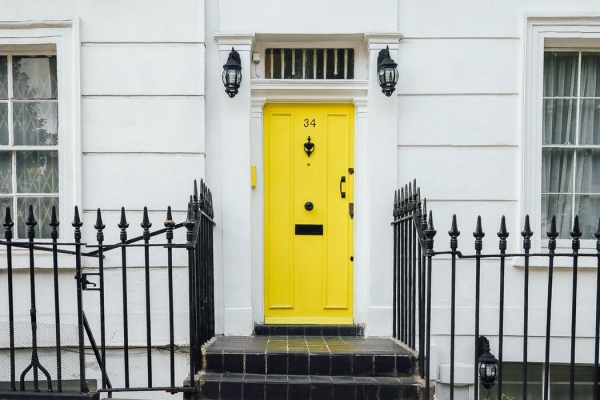 Front doors in different colours - pastel, intense or dark colours?